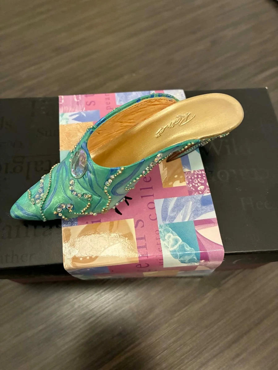 Preços baixos em Just The Right shoe Willitts Esculturas e