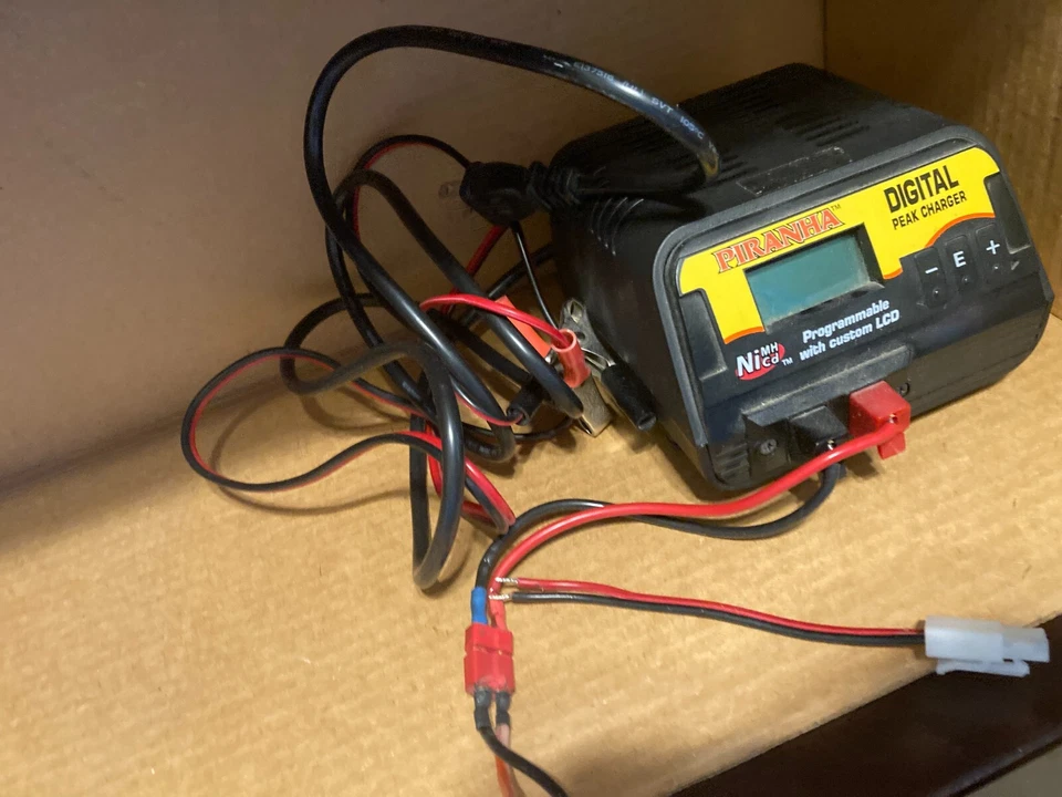 Duratrax Piranha Digital Peak Battery Charger NiCd / NiMH Charging Programmable - Image 3 of 4