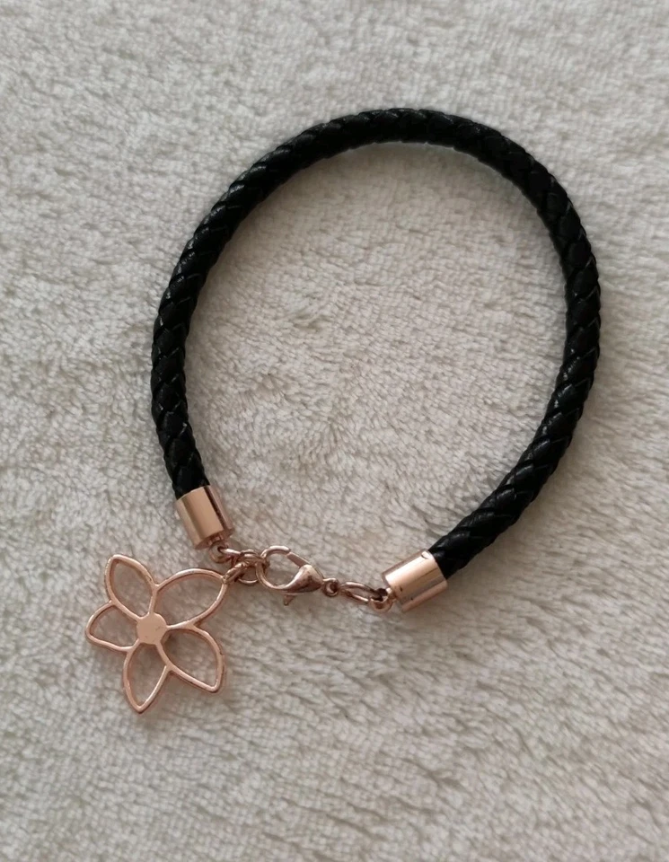 Pierre Cardin Damen Armband schwarz Lederoptik Charm Blüte roségold lila Strass - Bild 4 von 4