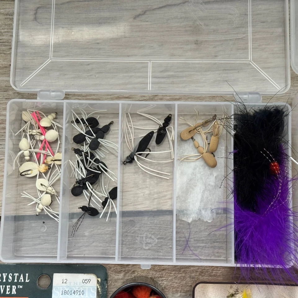 100+ señuelos de pesca con mosca con cajas Foto 4 de 4