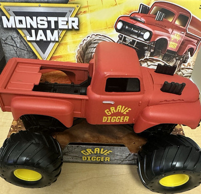 Spin Master Grave Digger Monster Truck Monster Jam Series 26 Red Black Yellow