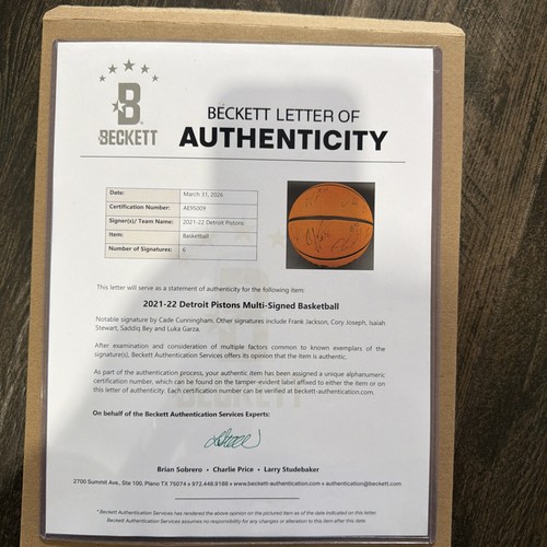 Cade Cunningham And 21-22 Detroit Pistons Team Autographed Basketball - Afbeelding 2 van 7