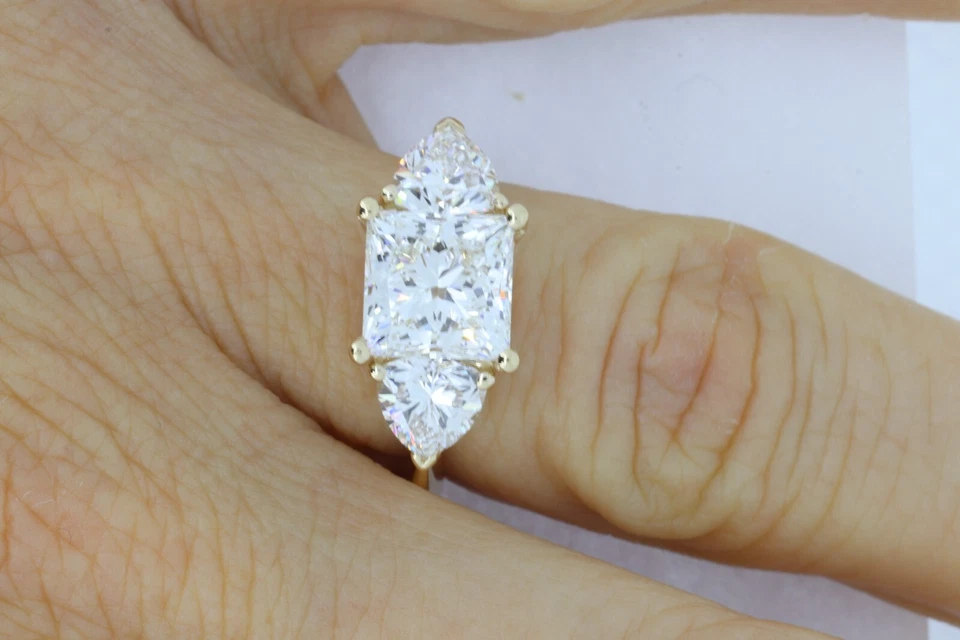 Anillo de compromiso de tres piedras de 3,10 quilates certificado, corte princesa cultivado en laboratorio Foto 2 de 4