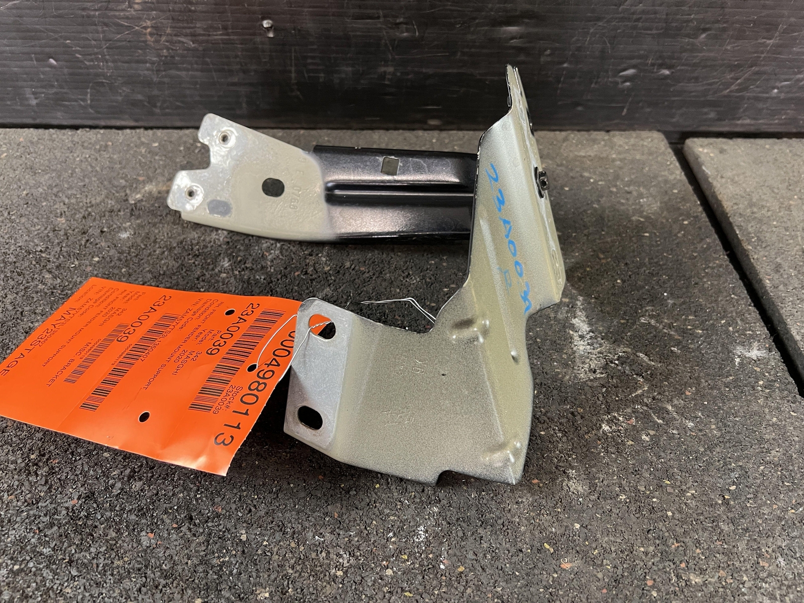 14-20 MASERATI GHIBLI FRONT PASSENGER RIGHT SIDE FENDER MOUNT SUPPORT BRACKET