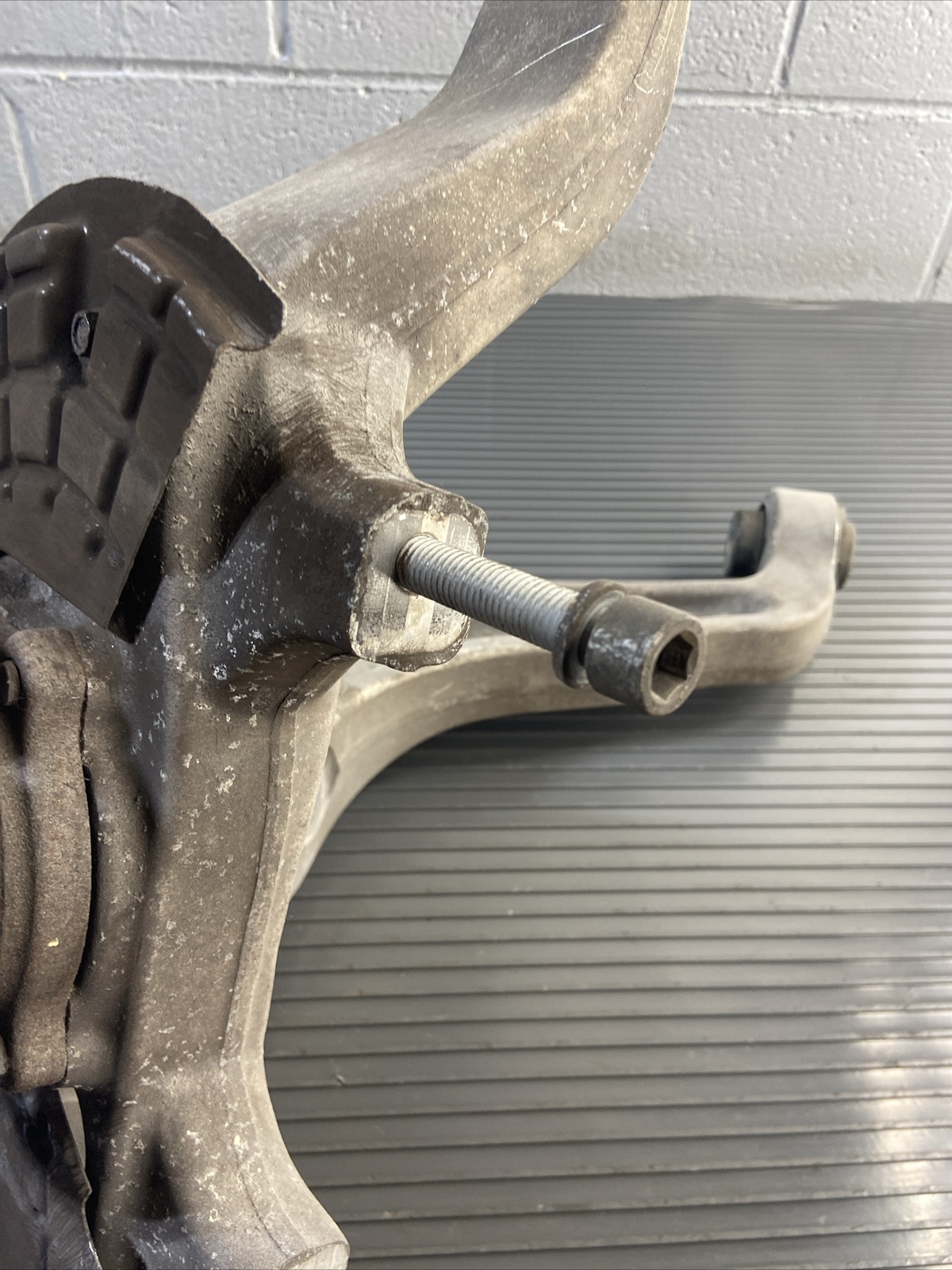 2017-2020 Maserati Levante Front Right Knuckle Spindle Control Arm OEM