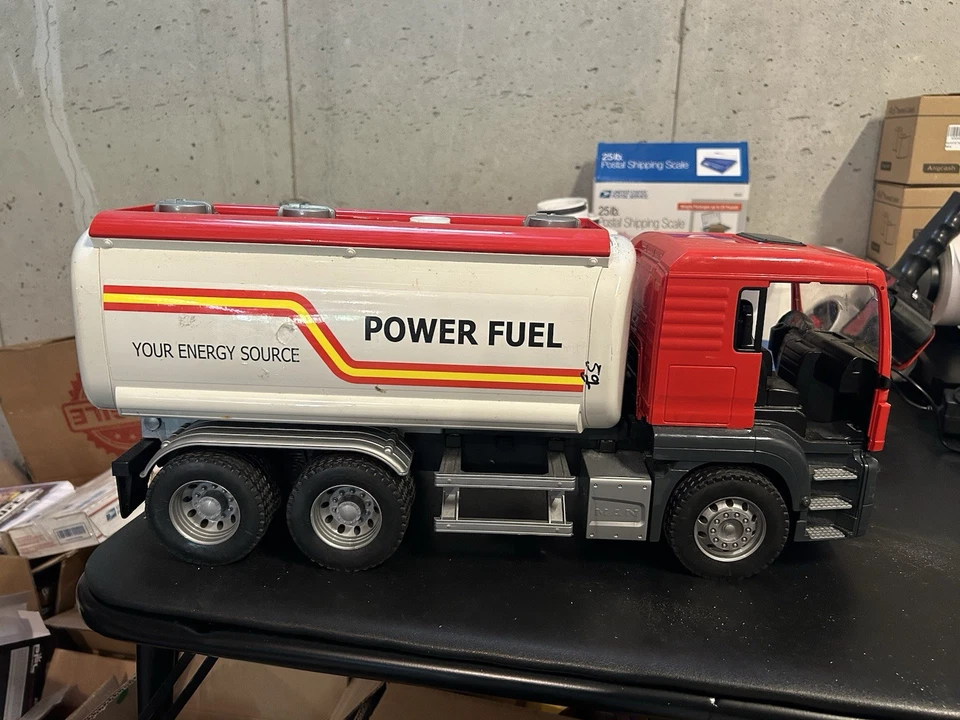 Camión con tanque de combustible Bruder Power MAN Foto 2 de 4