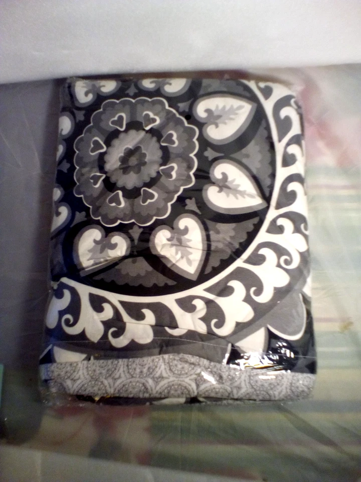 Juego de edredón de microfibra Vaulia Lightwight negro 7 blanco floral completo/queen ¡NUEVO! Foto 2 de 2