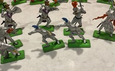 Lot of 8 Vintage Britains LTD Deetail 1971 Medieval Knights