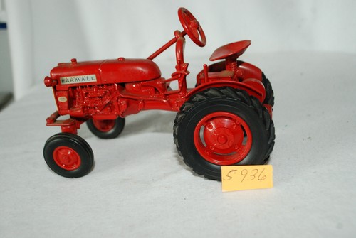 ERTL McCormick Farmall Cub Tractor Diecast Metal 1/16 #1241 1989 689-8916 - Picture 11 of 11