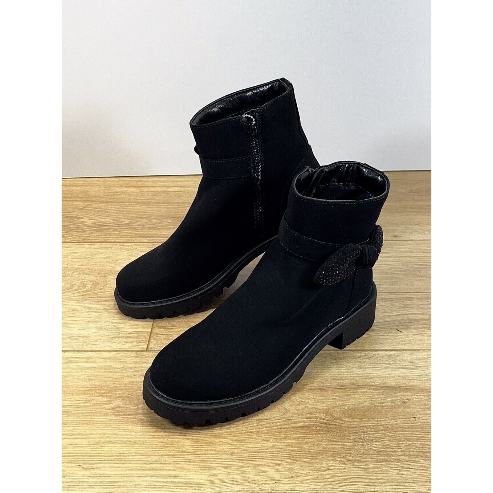 SAOLA Stivaletti neri rivetti taglia 6M suola a strappo stivaletti strass fiocco accento nuovi con etichette