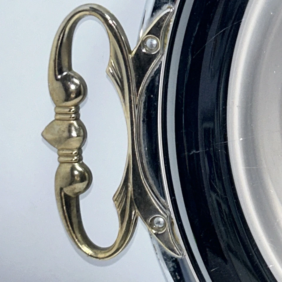 Plato de servir vintage cromado redondo de 13" KROMEX con asas ornamentadas en tono dorado Foto 3 de 4