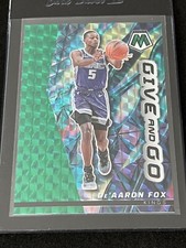 2022-23 Panini Mosaic Basketball De'Aaron Fox Give And Go Green Mosaic Prizm #8
