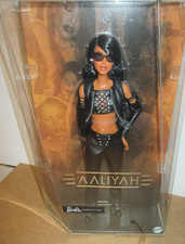 Barbie Poupée Signature Aaliyah de collection portant une tenue en