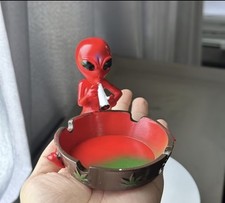 Alien Aschenbecher Rot – Ausgefallene Deko Figur – Ascher Lustig 10cm