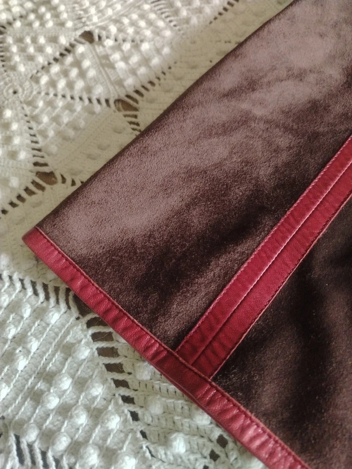 Falda midi vintage Moschino marrón oscuro de gamuza y cuero rojo a rayas Foto 2 de 4