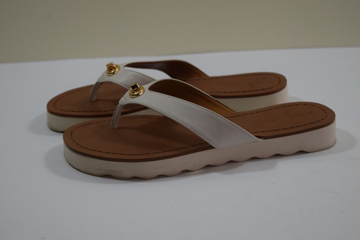 coach コーチ　サンダル　HALLIE SIG SANDAL フラット　ロゴ 公式】COACH – コーチ | バックル ストラップ サンダル