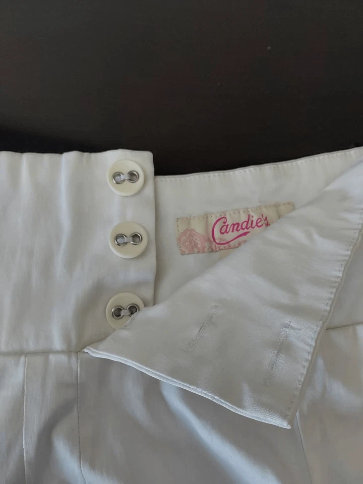 Shorts Candies tamanho 9 cetim branco botão frontal - Imagem 4 de 4