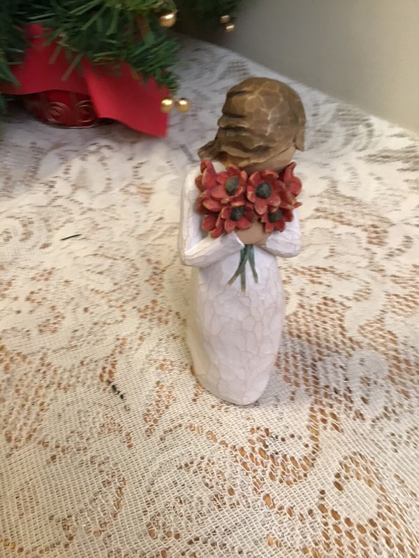 Willow Tree Angel “Surrounded By Love” Figurine Holding Flowers Demdaco 2009