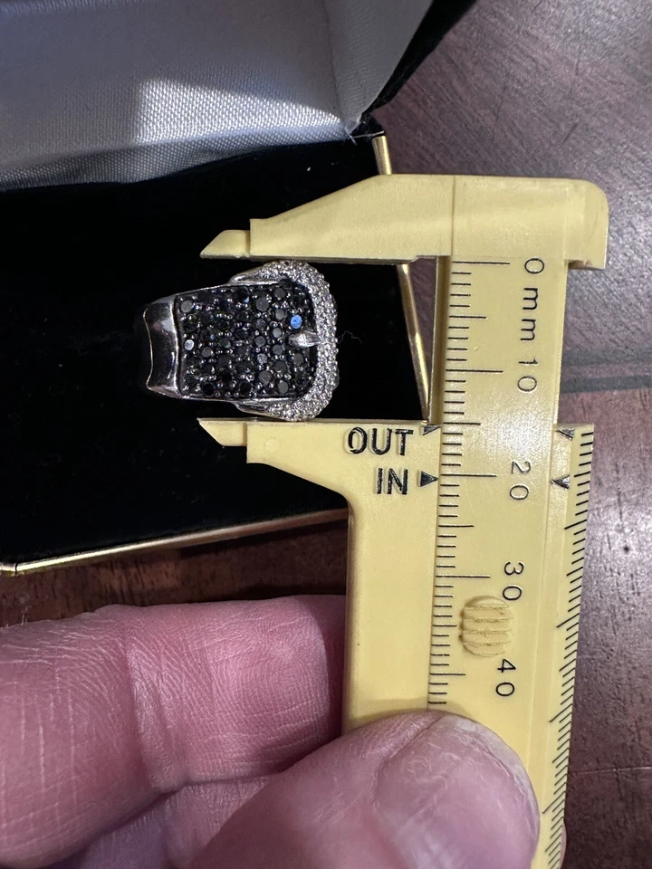 Anillo con hebilla de diamantes blancos y negros enchapado en oro blanco de 14 k en plata de ley Foto 4 de 4