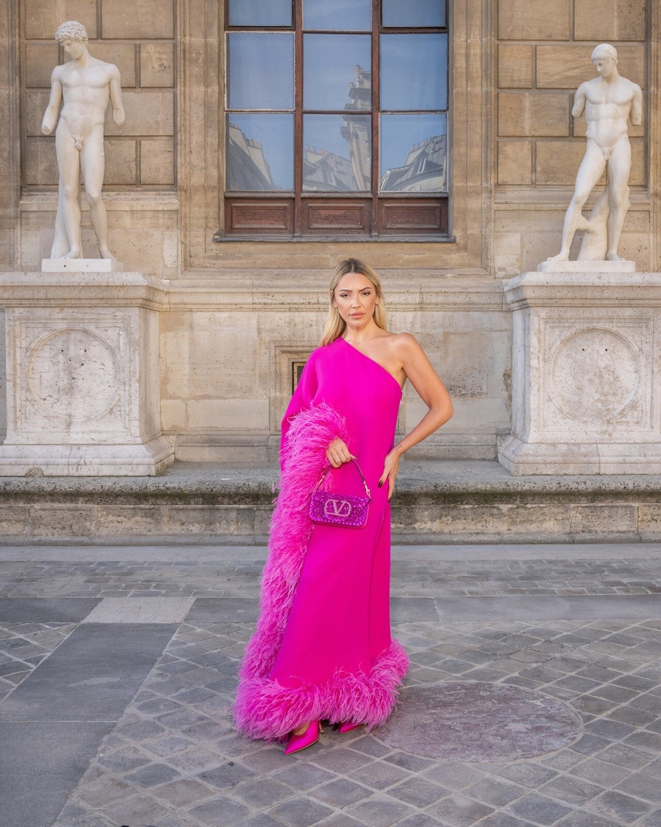 Valentino Pink One Shoulder feather-trimmed silk Gown- BNWT- RRP$14,000 USD | eBay Valentino Pink One Shoulder feather-trimmed silk Gown- BNWT- RRP$14,000 USD | eBay