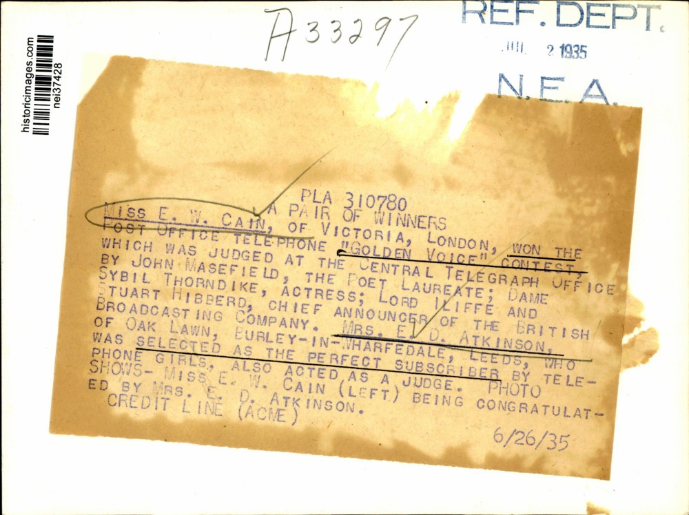 1935 Press Photo London telephone worker E.W. Cain wins "Golden Voice" award