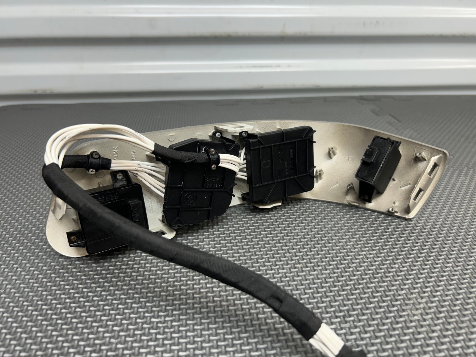 05-08 Maserati Quattroporte M139 Front Right Passenger Seat Control Switch Gray