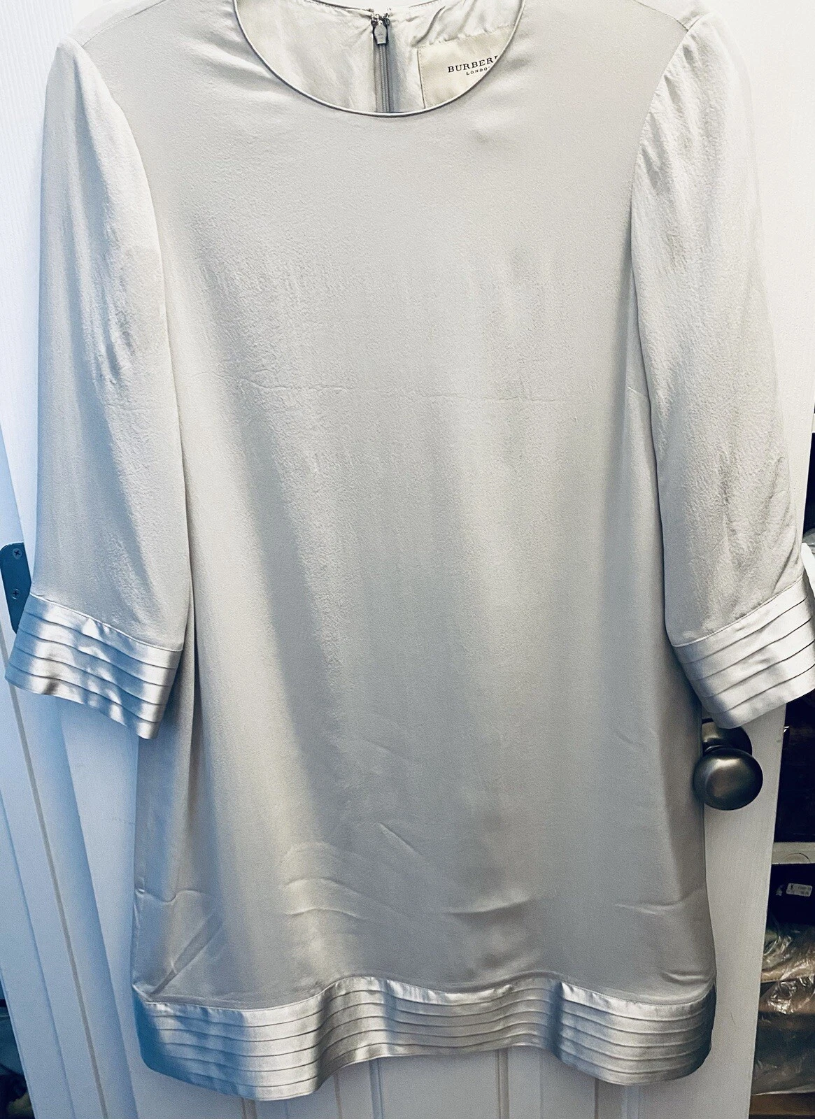 Abito Burberry London grigio pallido seta plissettato raso orlo a tubino 10 US