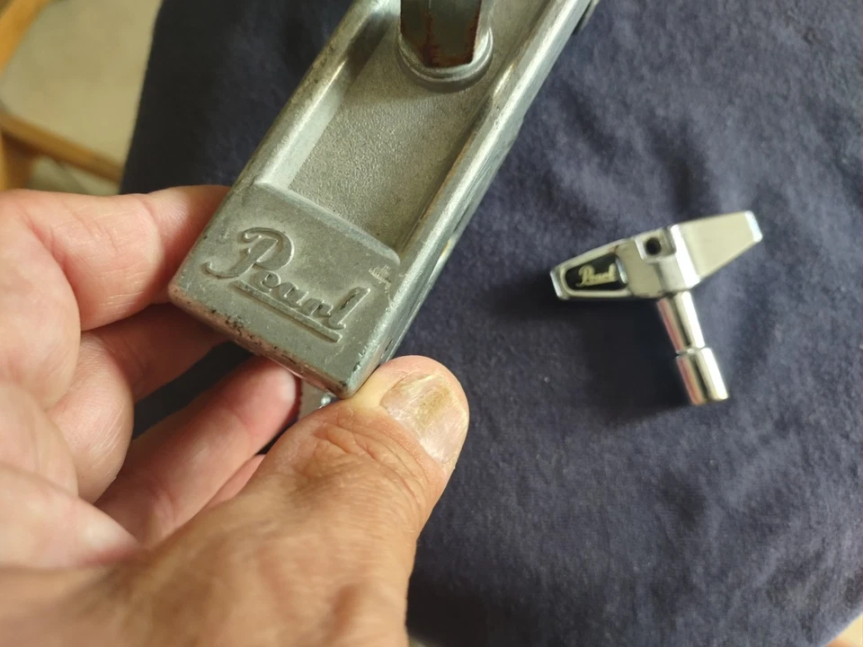 Abrazadera de liberación rápida doble Pearl usada con llave de tambor PEARL Foto 2 de 4