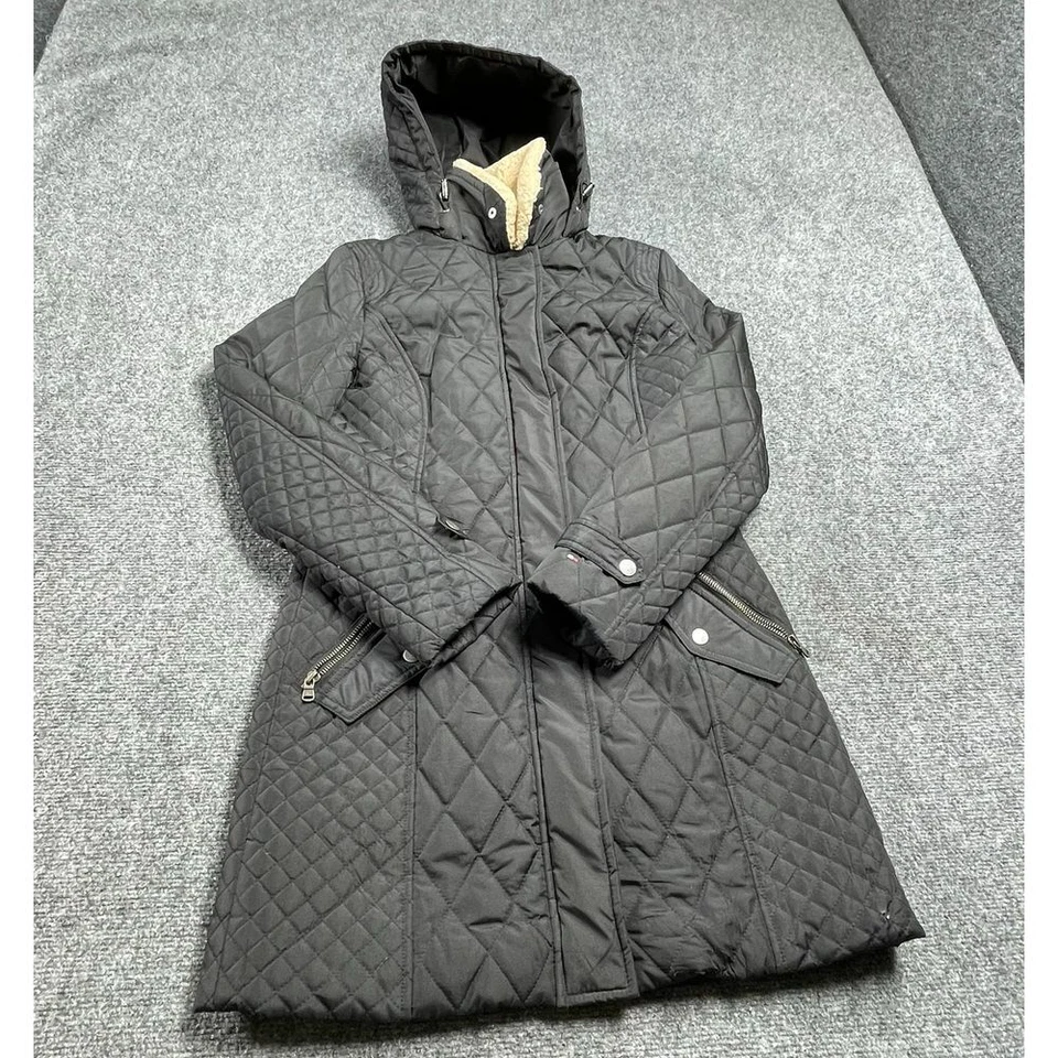 Tommy Hilfiger 女式黑色绗缝长款连帽松饼外套 XS 码