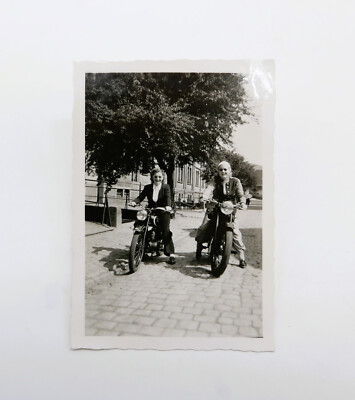 Foto - Motorrad - Motorräder - Krad - Mann - Junge Frau