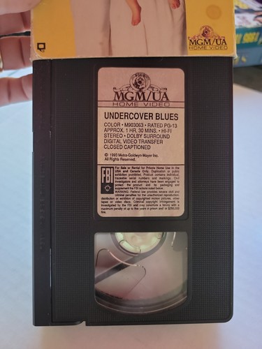 Undercover Blues VHS 1993 Kathleen Turner Dennis Quaid Comedy PG-13 - Afbeelding 2 van 3
