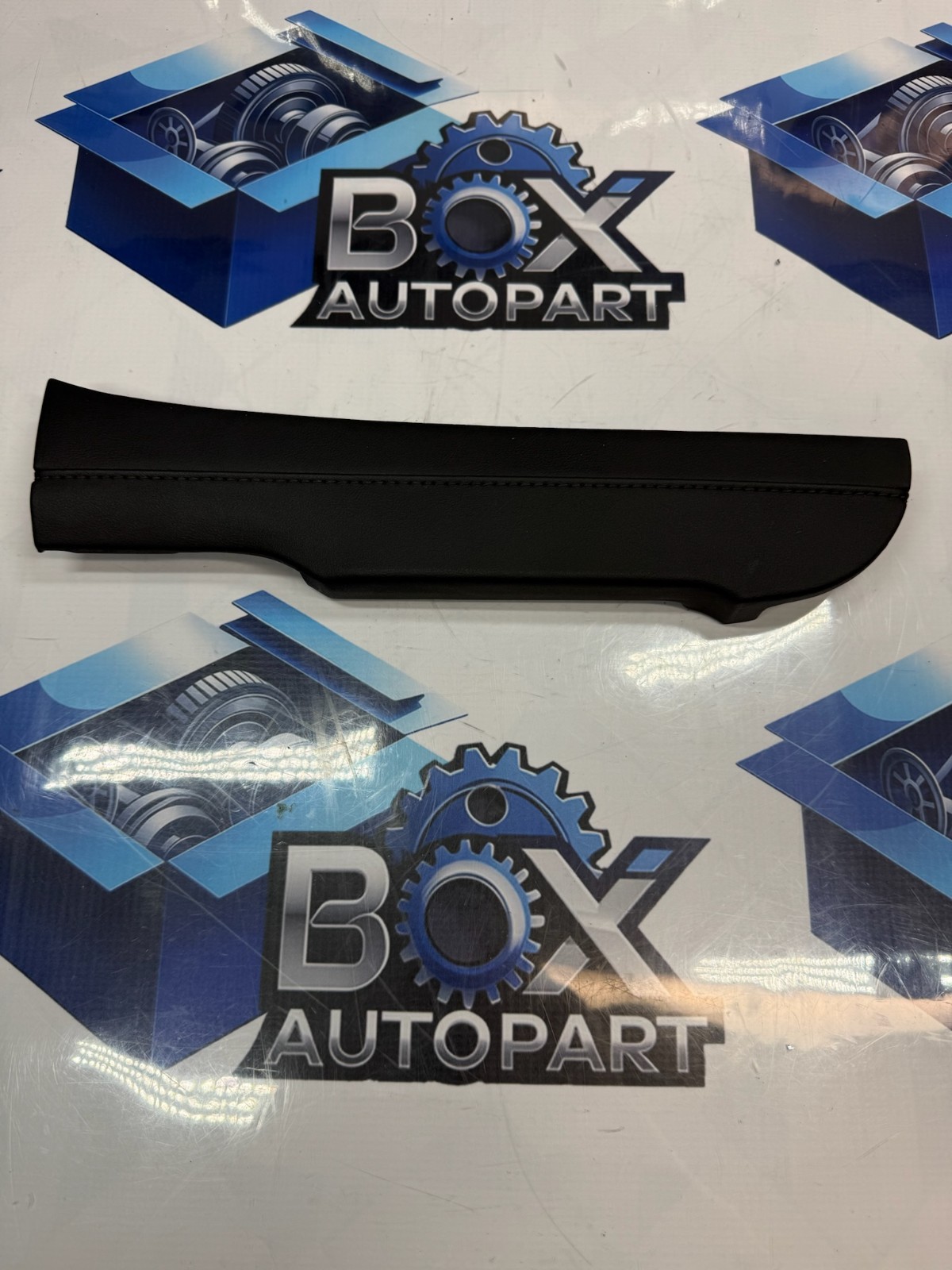 2020-2025 HYUNDAI PALISADE FRONT RIGHT SIDE CENTER CONSOLE PANEL COVER TRIM OEM