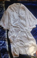 ValMode Size M Elegant White Satin Kimono Robe with Embroidered Floral Accents