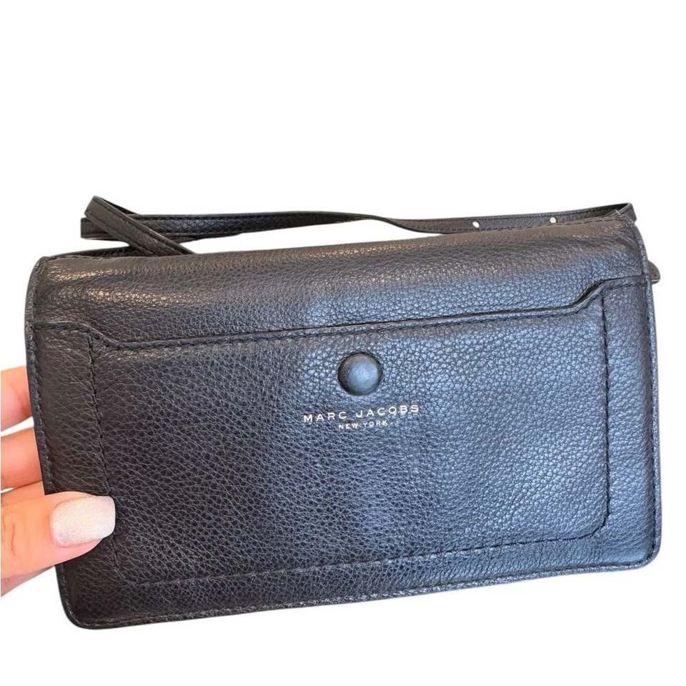 Cartera bandolera Marc Jacobs negra de cuero granulado Empire City con correa Foto 2 de 4