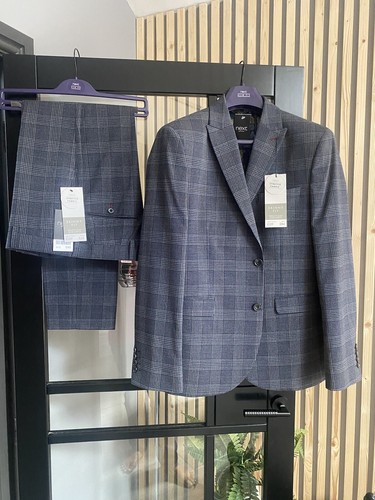 2pc Mens Skinny Fit Suit. Jacket Size 