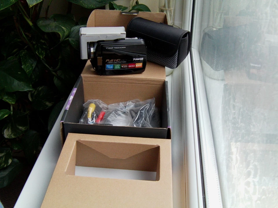 POLAROID iD879 FULL HD 1080P 16 MP SMART TOUCH SCREEN DIGITAL CAMERA / CAMCORDER - Image 4 of 4