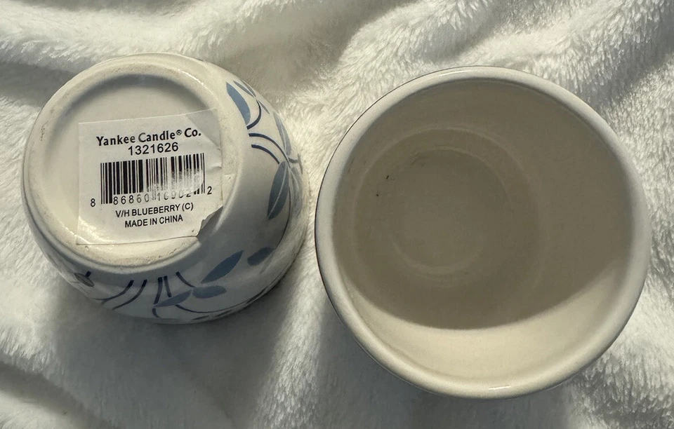 Dos tazas de cerámica azules y blancas de Yankee Candle Company Foto 3 de 3