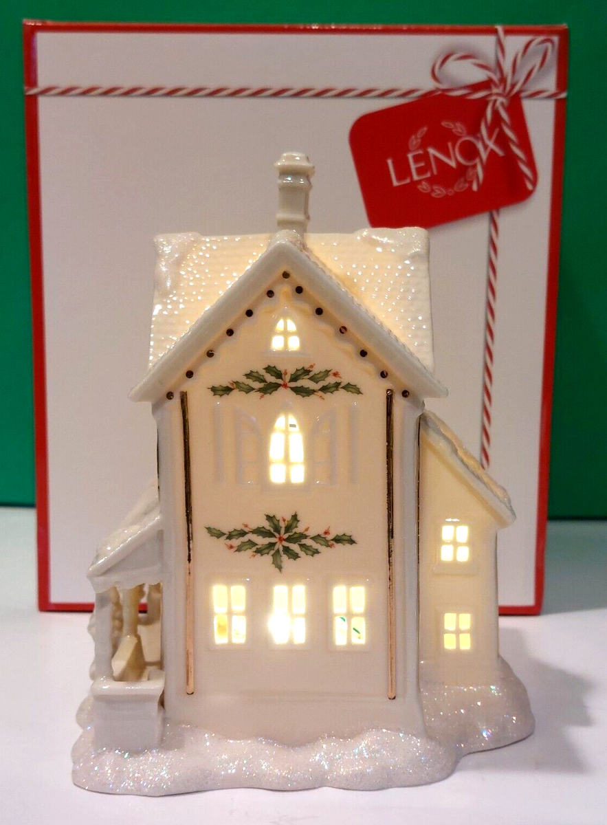 LENOX CHRISTMAS HOLIDAY VILLAGE VICTORIAN HOUSE Lighted sculpture