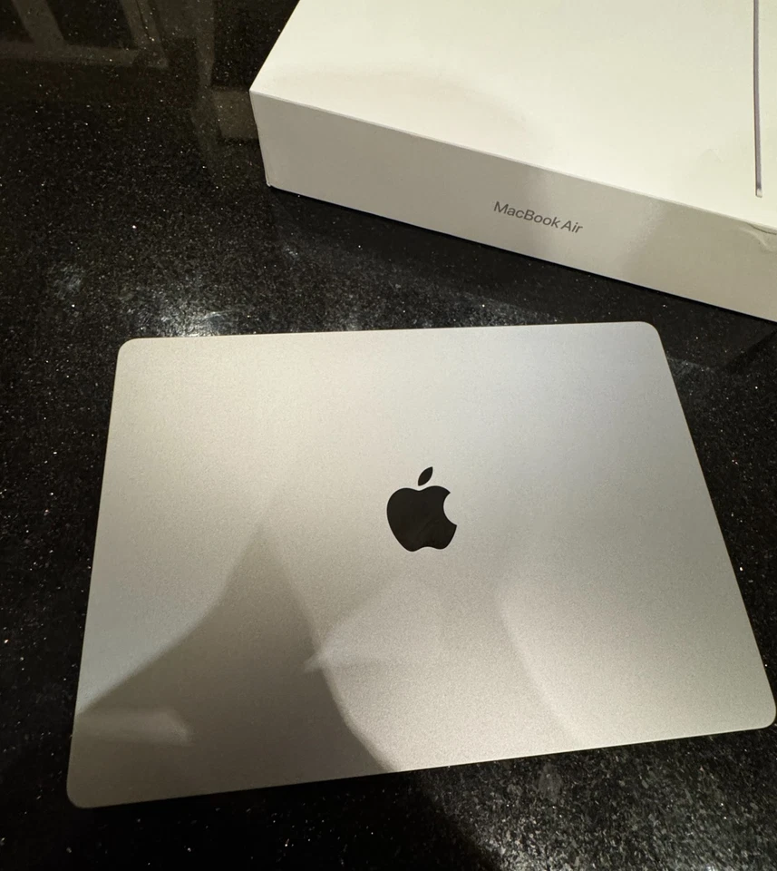 Apple MacBook Air 15-inch M2 2023 24GB 500GB SSD Silver - Image 2 of 4