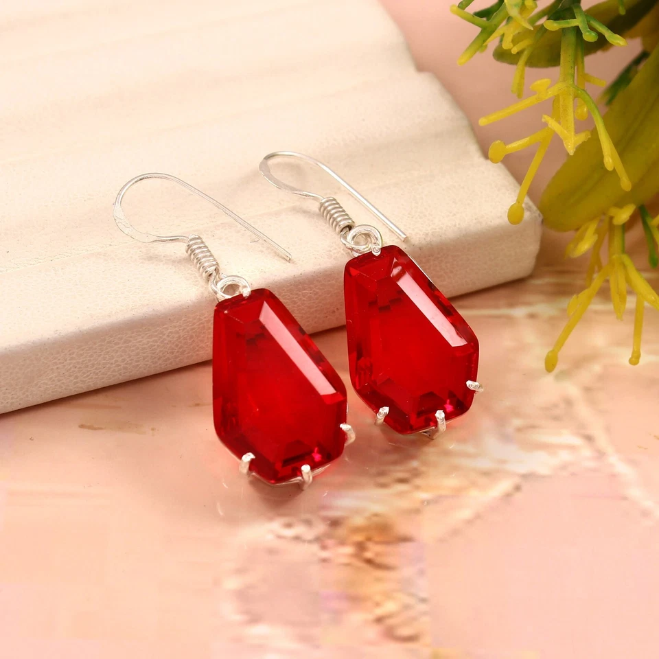 Brincos folheados a prata com caixão de quartzo granada vermelha 1,5" - Imagem 3 de 3