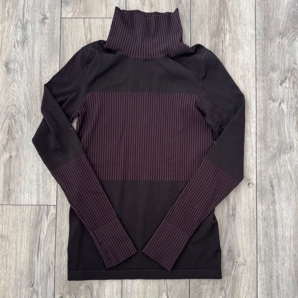 Blusa Athleta Feminina de Malha Sem Costura Gola Alta Manga Longa Borgonha Tamanho M - Imagem 2 de 4