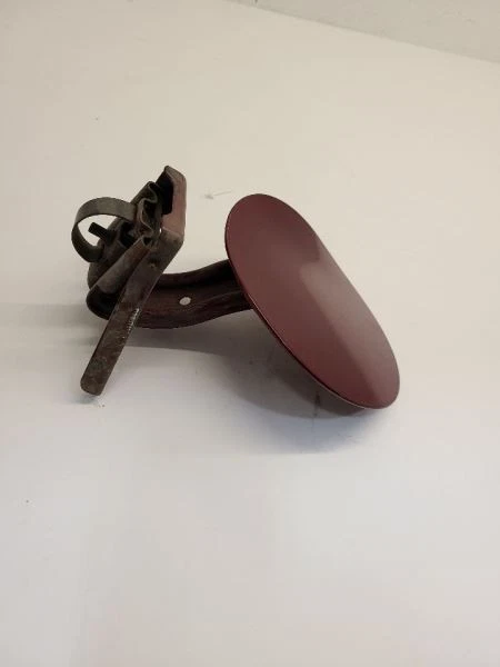 Красная дверь топливного бака 2008-2010 Chevrolet Malibu - Изображение 3 из 4