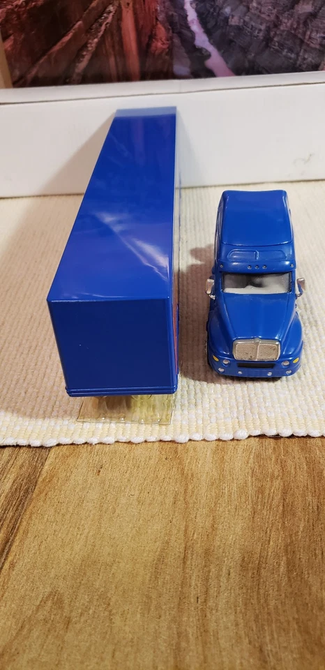 Jeff Gordon #24 Dupont Hauler with Kenworth T680.  1/64 scale,  diecast/plastic. - Image 3 of 4