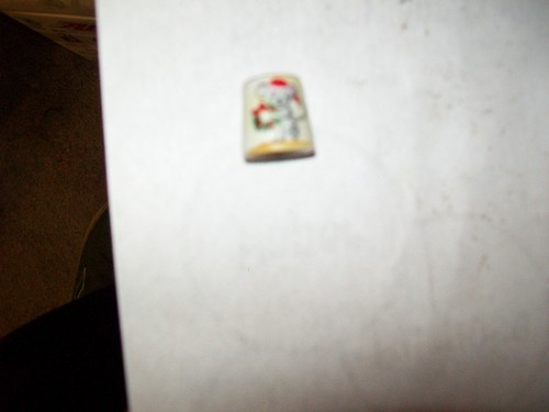 Christmas Mouse Gold Top Ceramic Thimble 3/4" Tall Robin 86 - 39/2000