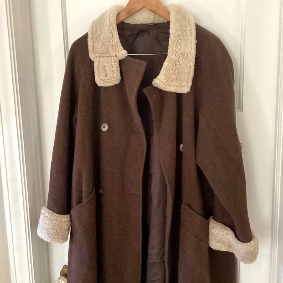 Abrigo largo de trapecio de lana marrón STEVE by Searle cuello y puños de piel sintética talla 8 de colección Foto 4 de 4