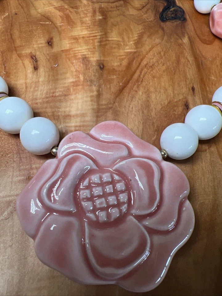 Vintage Japanese White and Pink Beaded Necklace Ceramic Rose Pendant EUC Lovely! - Image 2 of 4