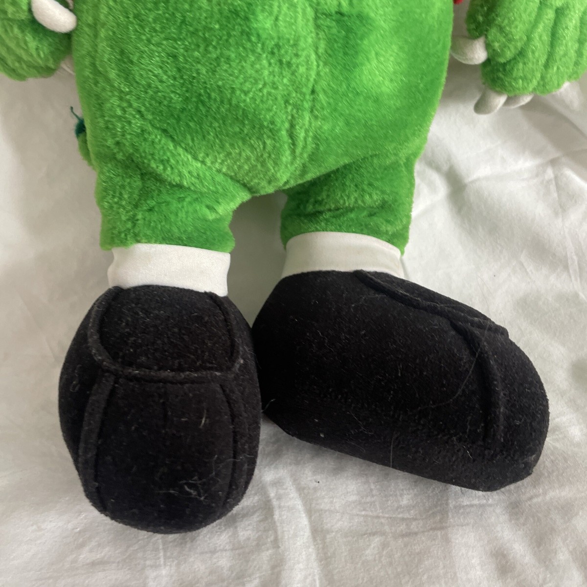 Ozil se ofrece a pagar el sueldo de la mascota del Arsenal, Gunnersaurus