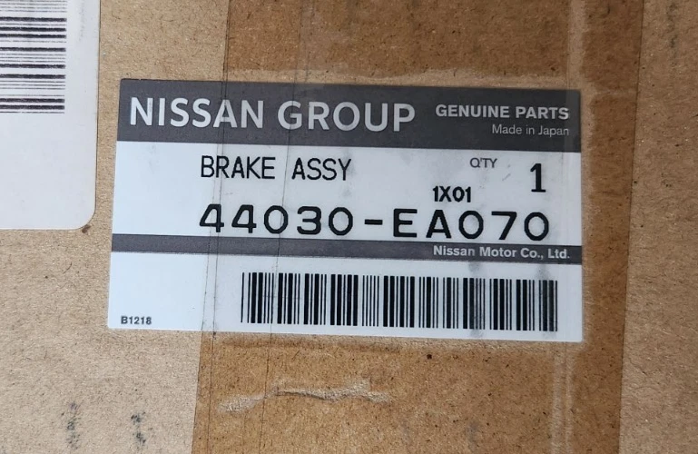 Placas de respaldo de freno trasero derecho original Nissan 44020-EA070 44030-EA070 RH ambas Foto 4 de 4