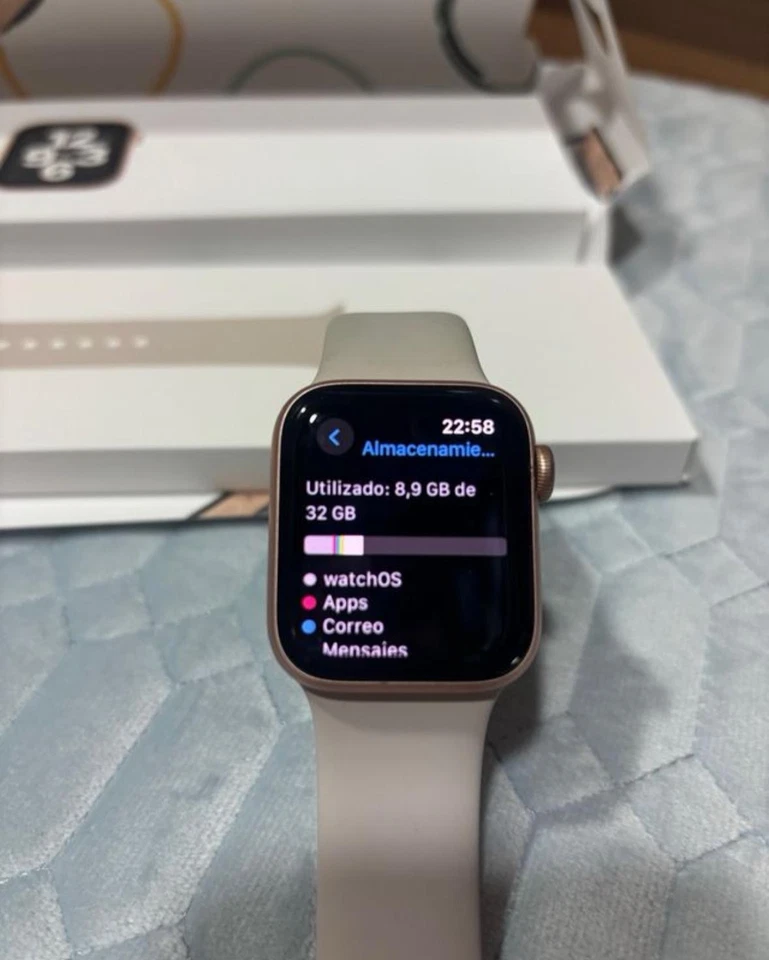Apple Watch SE 40mm Caja de aluminio en oro con Correa deportiva rosa arena -..., foto 4 de 5
