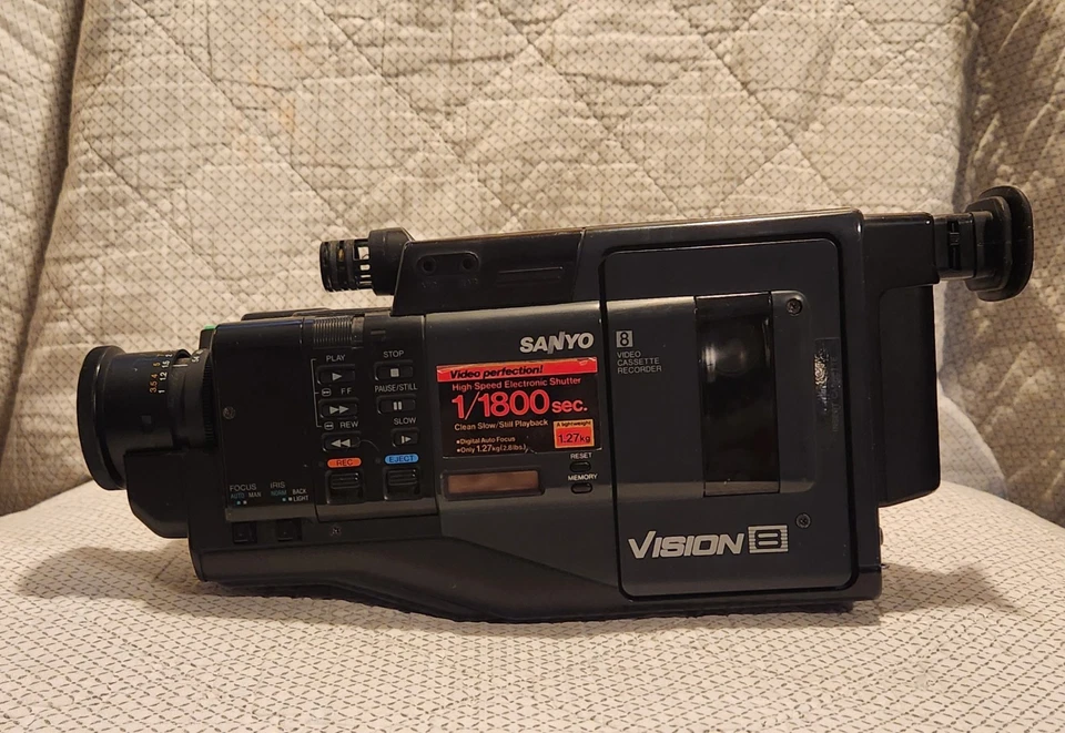 Vintage Sanyo 8mm Video Camcorder VM-D1 Vision 8 No Battery Parts Only 80s - Image 2 of 4
